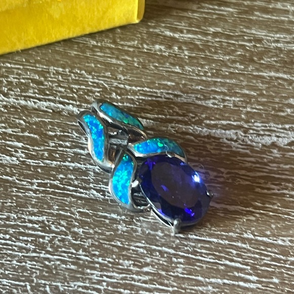 Jewelry - Opal pendant necklace